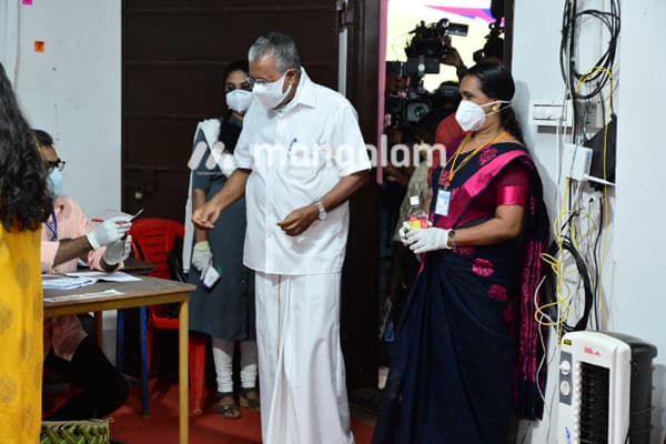 CM Vijayan and Alphonse Kannanthanam casting their votes