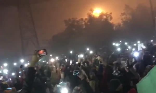 പുതുവര്‍ഷം പിറന്നപ്പോള്‍ ദേശീയഗാനാലാപനം, ഡല്‍ഹിയില്‍ കൊടും തണുപ്പിലും പ്രതിഷേധ ചൂട്...! സമരഭൂവില്‍ ചിലരെത്തിയത് കുട്ടികളെ പാലു കൊടുത്ത് ഉറക്കിയ ശേഷം, ഒരു വയസ്സുള്ള കുഞ്ഞുമായി എത്തിയവരും