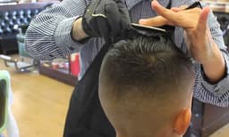 പുസ്തകം കയ്യിലുണ്ടോ....? എങ്കില്‍ ഫ്രീയായി മുടി വെട്ടിത്തരും, സംഗതി ഇങ്ങനെ