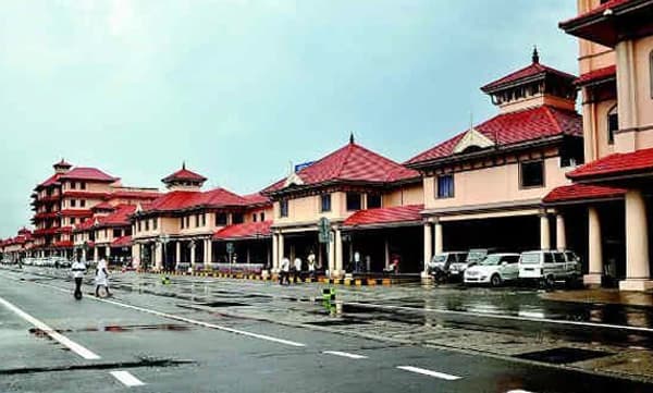 നെടുമ്പാശ്ശേരിയില്‍ യാത്രക്കാരനില്‍ നിന്നും 23 ലക്ഷം രൂപയുടെ സ്വര്‍ണ്ണം പിടികൂടി