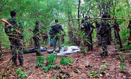 മാവോയിസ്റ്റുകള്‍ കേരളത്തില്‍ ഉദ്യോഗസ്ഥരെ റാഞ്ചാന്‍ പദ്ധതിയിരുന്നു ; തട്ടിക്കൊണ്ടുപോയി വിലപേശാന്‍ നീക്കം, ഒളിപ്പോരില്‍ പരിശീലനം കിട്ടിയവര്‍ അതിര്‍ത്തി കടന്നു