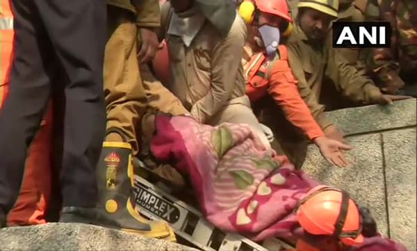 ഡല്ഹിയില് വീണ്ടും തീപിടുത്തം; രക്ഷാപ്രവര്ത്തനത്തിനിടെ ഫാക്ടറി തകര്ന്നുവീണു; അഗ്നിശമന സേനാംഗങ്ങള് അടക്കം നിരവധി പേര് കുടുങ്ങിക്കിടക്കുന്നു