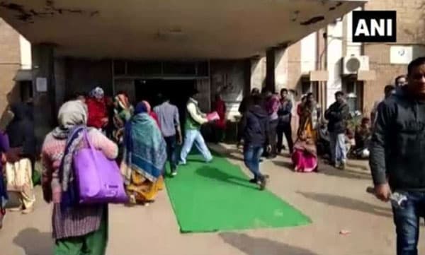 നവജാതശിശുക്കളുടെ മരണം ; ആശുപത്രി സന്ദര്‍ശിക്കാനെത്തിയ ആരോഗ്യമന്ത്രിക്ക് പരവതാനി വിരിച്ച് അധികൃതര്‍ 