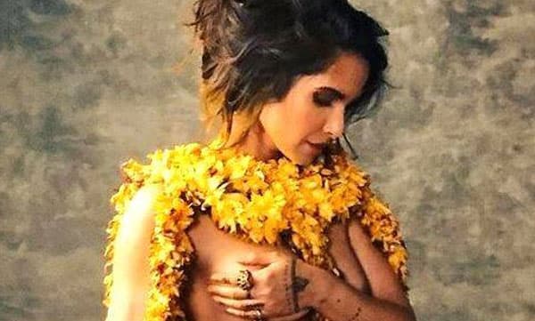 മാറിടം കൈകൊണ്ട് മറച്ച് പദ്മാലക്ഷ്മി; സോഷ്യല്‍ മീഡിയയില്‍ വന്‍ ഹിറ്റായി പുതുവര്‍ഷ ചിത്രം