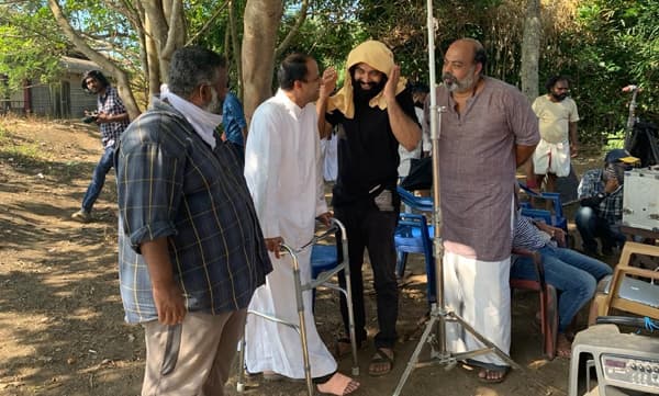 പരിക്കുകൾ വക വയ്ക്കാതെ ജൂഡ് ആന്റണി 'വരയൻ' സിനിമ സെറ്റിൽ 