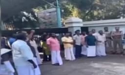 തിരുവല്ലയില്‍ ബാങ്കുകള്‍ അടപ്പിച്ചു, ജീവനക്കാരെ ഉള്ളിലിട്ട് പൂട്ടി ; കൊരട്ടി ഇന്‍ഫോപാര്‍ക്കില്‍ ഗെയിറ്റിന് പുറത്ത് നില്‍ക്കുന്നത് 200 ജീവനക്കാര്‍ 