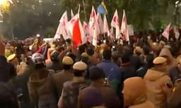 രാഷ്ട്രപതിഭവനിലേക്ക് ജെഎന്‍യു വിദ്യാര്‍ത്ഥികളുടെ മാര്‍ച്ച്: പോലീസ് ലാത്തിവീശി, വന്‍ സംഘര്‍ഷം 