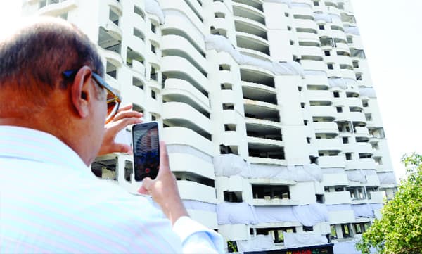 'അവസാന താമസക്കാരനും' വീട്'വിട്ടു; ഇനി ഒരിക്കലും വരാന്‍ ഒക്കില്ലെന്നറിയാതെ...; അവസാനമായി ഒന്നു കാണാനും സെല്‍ഫിയെടുക്കാനും തിരക്ക് ; ഉപയോഗിക്കുന്നത് നാലുതരം സ്‌ഫോടകവസ്തു