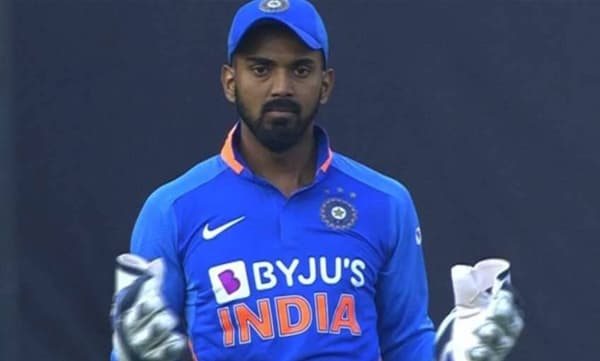 പന്ത് നിരീക്ഷണത്തില്‍ ; വിക്കറ്റിന് പിന്നില്‍ ഗ്ലൗസണിഞ്ഞത് കെ എല്‍ രാഹുല്‍ 