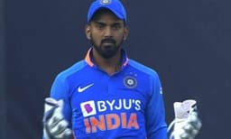 പന്ത് നിരീക്ഷണത്തില്‍ ; വിക്കറ്റിന് പിന്നില്‍ ഗ്ലൗസണിഞ്ഞത് കെ എല്‍ രാഹുല്‍ 