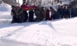 കനത്ത് മഞ്ഞ് വീഴ്ചയെ തുടര്‍ന്ന് വഴി ബ്ലോക്കായി ; പ്രസവവേദന് കൊണ്ട് പുളഞ്ഞ യുവതിയെ സൈനികര്‍ ചുമന്ന് ആശുപത്രിയിലെത്തിച്ചു