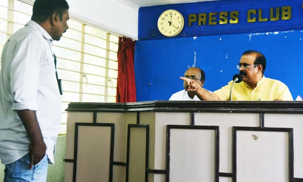 പത്രസമ്മേളനത്തിനിടെ ഉറഞ്ഞുതുള്ളി , മാധ്യമപ്രവര്‍ത്തകനെ പിടിച്ച് പുറത്താക്കി ; സെന്‍കുമാര്‍ വന്നത് ഗുണ്ടകളുമായെന്നും കേസെടുക്കണമെന്നും പത്രപ്രവര്‍ത്തകര്‍