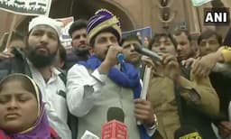 അങ്ങനെ തോറ്റോടില്ല; ഡല്‍ഹി വിടാന്‍ മണിക്കൂറുകള്‍ ശേഷിക്കേ ജുമഅ മസ്ജിദിലെത്തി ഭരണഘടനയുടെ ആമുഖം വായിച്ച് പ്രതിഷേധിച്ച് ചന്ദ്രശേഖര്‍ ആസാദ്