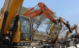 മരടില്‍ പൊളിച്ച ഫ്‌ളാറ്റുകളുടെ അവശിഷ്ടങ്ങള്‍ നീക്കുന്നതില്‍ അപാകതകളുണ്ടെന്ന് ഹരിത ട്രിബ്യൂണല്‍