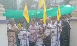 ഓടക്കാലി സെന്റമേരീസ് പള്ളിയില്‍ പോലീസിനെ അകത്തേക്ക് കടത്തിവിടുന്നില്ല ; ഗേറ്റിന് മുന്നിലിരുന്ന യാക്കോബായ വിശ്വാസികളുടെ പ്രതിഷേധം