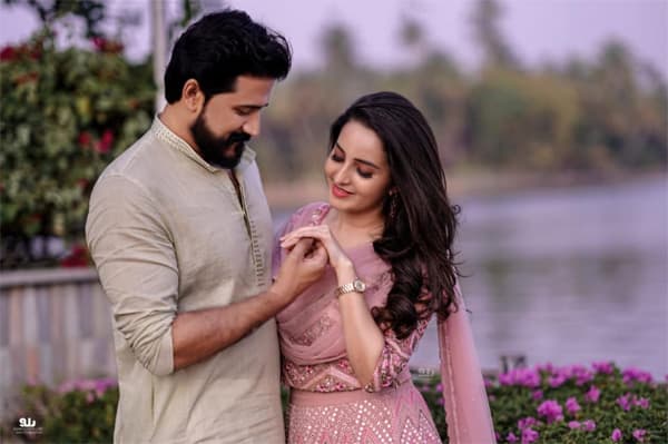 പ്രണയം പങ്കിട്ട് ഭാമയും അരുണും; വിവാഹ നിശ്ചയം കഴിഞ്ഞു, ചിത്രങ്ങള്‍ പങ്കുവച്ച് താരം