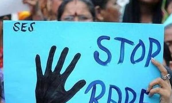എച്ച് ഐ വി ബാധിതയായ പെണ്‍കുട്ടിയെ രണ്ട് പേര്‍ ചേര്‍ന്ന് ട്രെയിനിനുള്ളില്‍ കൂട്ടബലാത്സംഗത്തിന് ഇരയാക്കി 