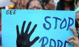 എച്ച് ഐ വി ബാധിതയായ പെണ്‍കുട്ടിയെ രണ്ട് പേര്‍ ചേര്‍ന്ന് ട്രെയിനിനുള്ളില്‍ കൂട്ടബലാത്സംഗത്തിന് ഇരയാക്കി 