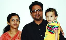 ഉറക്കത്തിനിടയില്‍ അച്‌ഛനും അമ്മയും അനുജനും മറ്റൊരു ലോകത്തേക്ക് പോയി ; നേപ്പാളില്‍ നിന്നും കുഞ്ഞുമാധവ്‌ തനിയെ നാട്ടിലെത്തി, ഇനിയെന്തു പറയണം എന്നറിയാതെ ബന്ധുക്കള്‍ 