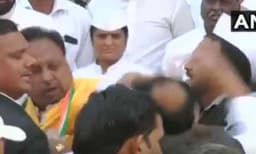 റിപ്പബ്ലിക് ദിനത്തില്‍ കോണ്‍ഗ്രസ് നേതാക്കന്‍മാര്‍ തമ്മിലടിച്ചു 