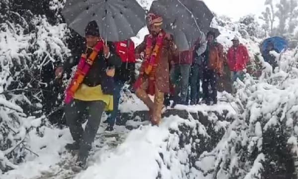 മഞ്ഞുവീഴ്ച കനത്തതോടെ റോഡുകള്‍ അടച്ചു; വിവാഹത്തിന് വധുവിന്റെ വീട്ടിലേക്കെത്താന്‍ വരന് നടക്കേണ്ടിവന്നത് നാല് കിലോമീറ്റര്‍ 