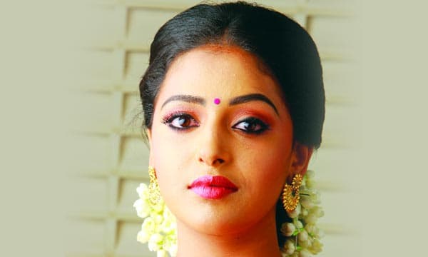 അനുരാഗ കിളിവാതില്‍ ചാരത്തെ പെണ്ണേ... അനു സിതാരയുടെ വിശേഷങ്ങള്‍..