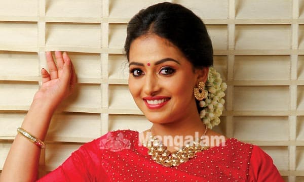 അനുരാഗ കിളിവാതില്‍ ചാരത്തെ പെണ്ണേ... അനു സിതാരയുടെ വിശേഷങ്ങള്‍..