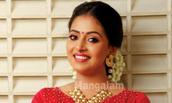 അനുരാഗ കിളിവാതില്‍ ചാരത്തെ പെണ്ണേ... അനു സിതാരയുടെ വിശേഷങ്ങള്‍..