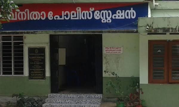 ഉയര്‍ന്ന ഉദ്യോഗസ്ഥര്‍ മനഃപൂര്‍വം അകറ്റിനിര്‍ത്തുന്നു; പോക്‌സോ, പീഡനക്കേസുകള്‍ അന്വേഷിക്കാത്ത വനിതാ പോലീസ് സ്‌റ്റേഷനുകള്‍ വേണ്ടെന്ന് ഡിജിപി 
