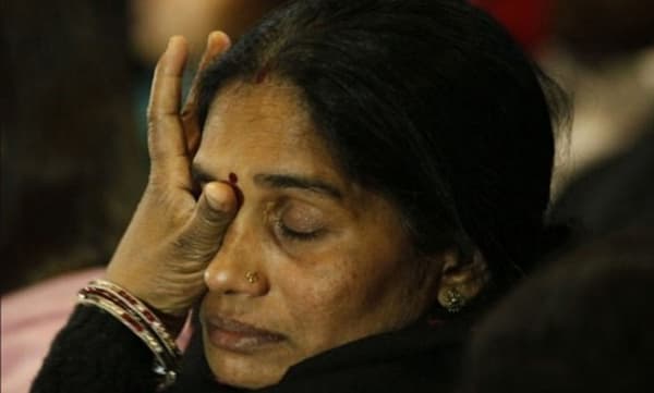 'ശിക്ഷ നടപ്പാക്കാനാകുന്നില്ലെങ്കില്‍ ഭരണഘടന കത്തിച്ച് കളയണം, സര്‍ക്കാര്‍ കുറ്റവാളികള്‍ക്കൊപ്പം': നിര്‍ഭയയുടെ അമ്മ