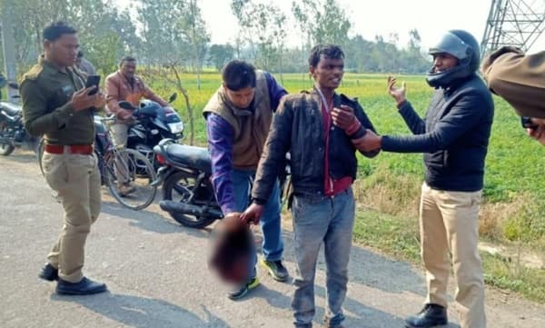 മദ്യലഹരിയില് ഭാര്യയെ കഴുത്തറുത്ത് കൊന്നു; തലയുമായി പോലീസ് സ്റ്റേഷനിലെത്തി ദേശീയഗാനം ആലപിച്ച് കീഴടങ്ങി യുവാവ്