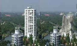 മരടുകൊണ്ട് മതിയായി; നിയമം ലംഘിച്ച് പണിതത് 26,000 കെട്ടിടങ്ങള്‍, അനധികൃത നിര്‍മിതികളില്‍ തൊടില്ല, റിസോര്‍ട്ട്‌, ഹോട്ടല്‍ ലോബിയുടെ ശക്‌തമായ സമ്മര്‍ദത്തിന്‌ വഴങ്ങി സര്‍ക്കാര്‍, കുമരകത്തെ പൂര്‍ണമായും ഒഴിവാക്കി