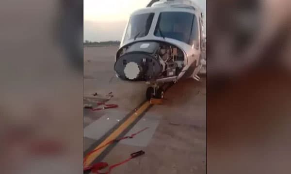 പറന്നുയരുന്നതിന് തൊട്ടു മുമ്പ് ഹെലികോപ്ടറിനു മുന്നില്‍ കുത്തിയിരുന്ന് യുവാവ്: മുന്‍ഭാഗം തകര്‍ത്ത് 'അതിക്രമം'