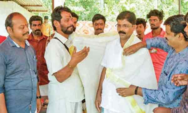 ക്ഷേത്ര ശ്രീകോവിലിന് സൗജന്യമായി സ്ഥലം നല്‍കി മുസ്ലീം കുടുംബം; പൊന്നാടയണിയിച്ച് ആദരിച്ച് ക്ഷേത്രഭാരവാഹികള്‍; ഇത് ഉന്നത്തൂരിലെ മതമൈത്രി