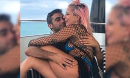 കാമുകന്റെ മടിയില്‍ പ്രണയാര്‍ദ്രമായി ലേഡി ഗാഗ; ഞെട്ടി ആരാധകര്‍