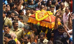 കോടതിയെ തെറ്റിദ്ധരിപ്പിക്കുന്നു, തിരുവാഭരണം എങ്ങും സമര്‍പ്പിച്ചിട്ടില്ലെന്ന് പന്തളം കൊട്ടാരം ; സർക്കാരിന്റെ സുരക്ഷയിൽ തന്നെയെന്ന് മന്ത്രി