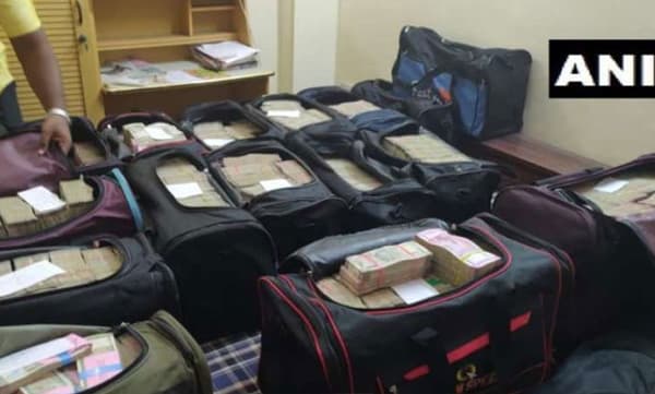 പണവും രേഖകളും കണ്ടുകെട്ടി; അന്‍പു ചെഴിയന്റെ ഓഫീസില്‍ നിന്ന് പിടിച്ചെടുത്തത് കോടികള്‍, 20ഓളം ബാഗുകളില്‍ നോട്ടുകെട്ടുകള്‍ 