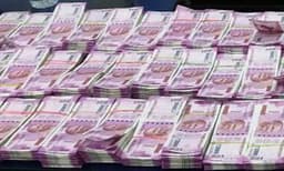 ഒമ്പതില്‍ ഏഴും കൃത്യം, രണ്ടെണ്ണത്തില്‍ പിഴച്ചു ; പാകിസ്താനില്‍ നിര്‍മ്മിച്ച് ഇന്ത്യയിലേക്ക് കടത്തിയ 2000 ന്റെ കള്ളനോട്ട് പിടിച്ചു ; സുരക്ഷാ സംവിധാനത്തില്‍ കുടുങ്ങാതെ പോയത് 24 ലക്ഷത്തിന്റെ കറന്‍സി