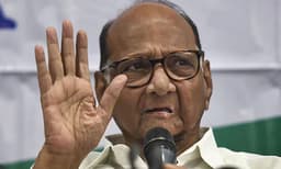 ഡല്‍ഹി ജനത വിഭജന രാഷ്ട്രീയം തള്ളി: കെജ്‌രിവാളിനെ അഭിനന്ദിച്ച് ശരദ് പവാര്‍