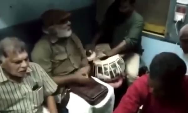 മാവേലി എക്‌സ്പ്രസിലെ ഒരു പാട്ട് യാത്ര: 'കാട്ടുകുറിഞ്ഞി പൂവും ചൂടി' എംഎല്‍എമാര്‍- വിഡിയോ
