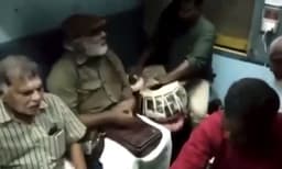 മാവേലി എക്‌സ്പ്രസിലെ ഒരു പാട്ട് യാത്ര: 'കാട്ടുകുറിഞ്ഞി പൂവും ചൂടി' എംഎല്‍എമാര്‍- വിഡിയോ