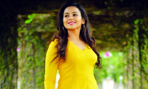സുന്ദരിയേ ചെമ്പകമലരേ
