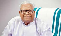 വി.എസിന്റെ ആരോഗ്യ നിലയെ കുറിച്ച് വ്യാജ പ്രചാരണവും വാര്‍ത്തയും; ഡിജിപിക്ക് പരാതി