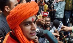 'നോണ്‍-വെജിറ്റേറിയന്‍സിനെ' ശിക്ഷിക്കാന്‍ വന്ന അവതാരമാണ് കൊറോണ വൈറസ് , പശുസംരക്ഷകരായ ഇന്ത്യക്കാര്‍ രോഗത്തെ പ്രതിരോധിച്ചു; ഹിന്ദു മഹാസഭ നേതാവ്