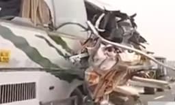 അമിതവേഗത്തില്‍ വന്ന ലോറിയുടെ ടയര്‍ പൊട്ടിത്തെറിച്ചു ഡിവൈഡര്‍ മറികടന്ന് ബസില്‍ വന്നിടിച്ചു ; മരണസംഖ്യ 20 ആയി, കണ്ടക്ടറും ഡ്രൈവറും മരിച്ചവരില്‍ പെടുന്നു