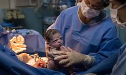 എന്തിനാ ഡോക്ടറെ എന്നെ പുറത്തെടുത്തേ? വൈറലായി ചിത്രം