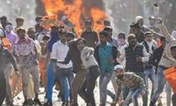 ഡല്‍ഹിയിലെ സംഘര്‍ഷത്തില്‍ മരണം അഞ്ചായി ; 56 പേര്‍ക്ക് പരിക്ക്, എട്ടുപേരുടെ നില ഗുരുതരം; കടകളും വീടുകളും തീയിട്ടു