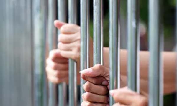  22 വര്‍ഷം മുമ്പത്തെ പണം തിരിമറിക്കേസില്‍  ജയില്‍ശിക്ഷ അനുഭവിക്കേണ്ടി വന്നത് 72-ാം വയസില്‍ ; കാഷ്ബുക്കില്‍ കൃത്രിമം നടത്തി 94,660 രൂപ തട്ടിയെടുത്തെന്ന കേസ് ; കൂട്ടുപ്രതിയെ വെറുതെവിട്ടു