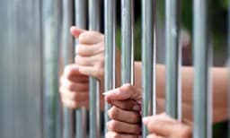  22 വര്‍ഷം മുമ്പത്തെ പണം തിരിമറിക്കേസില്‍  ജയില്‍ശിക്ഷ അനുഭവിക്കേണ്ടി വന്നത് 72-ാം വയസില്‍ ; കാഷ്ബുക്കില്‍ കൃത്രിമം നടത്തി 94,660 രൂപ തട്ടിയെടുത്തെന്ന കേസ് ; കൂട്ടുപ്രതിയെ വെറുതെവിട്ടു