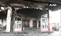 ഡല്‍ഹിയില്‍ അക്രമികള്‍ അഴിഞ്ഞാടുന്നു; പള്ളി കത്തിച്ചു, മാധ്യമപ്രവര്‍ത്തകര്‍ക്കും മര്‍ദ്ദനം; ഒരു മാസം നിരോധനാജ്ഞ